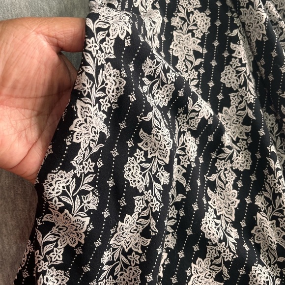 Japna Monochrome Floral Patterned Top - Picture 9 of 9